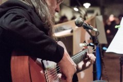 Robert-Fecher-an-der-Gitarre