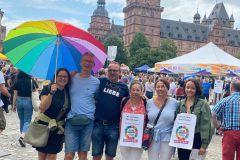 Gruppenbild-vor-dem-Schloss-Fest-der-Demokratie