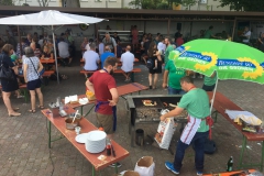 Stephan Pösse (Sprecher Grüne Kahl) am Grill