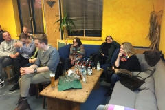 Käthe Lieder (Ehrenmitglied) mit Sabine und Tine auf der Couch