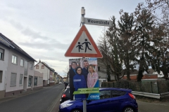 Ablenkung vom Schild "Vorsicht Kinder"