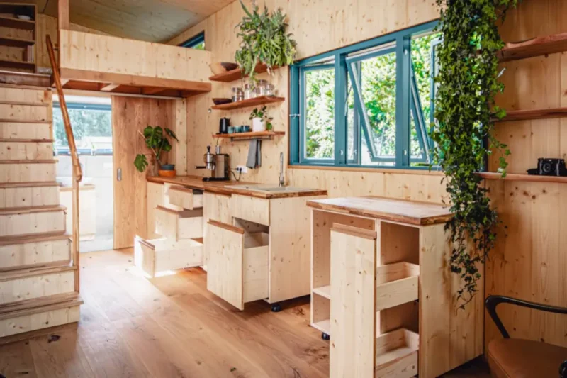 Beschreibung: Innenansicht Wohn- und Essbereich Foto: Tiny House Verband/Hauptsache Tiny GmbH